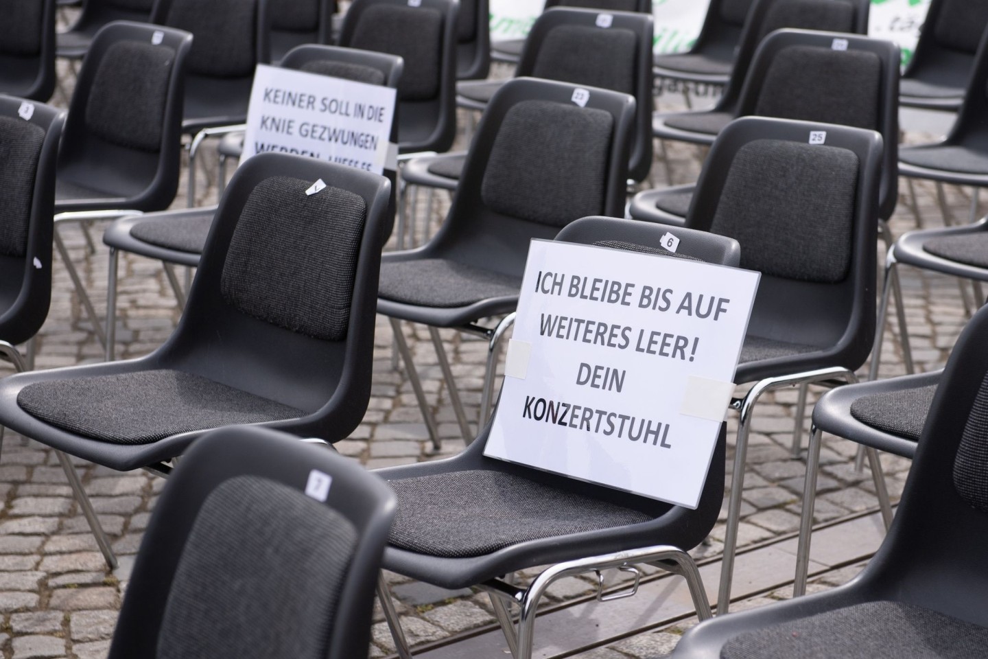 Das Robert Koch-Institut (RKI) fordert die Rückkehr zu massiven Einschränkungen in Deutschland.