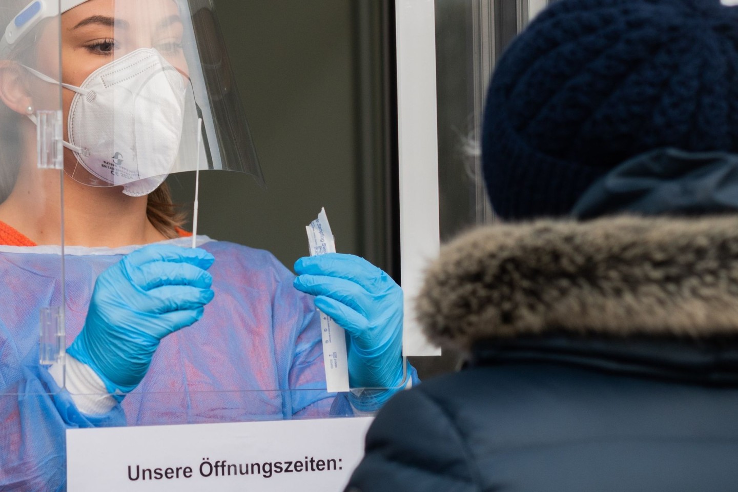 Eine medizinische Mitarbeiterin in Hannover-Laatzen testet eine Patientin auf das Corona-Virus. Corona-Daten aus mehreren Bundesländern deuten auf einen wesentlich höheren Anteil an Neuin...