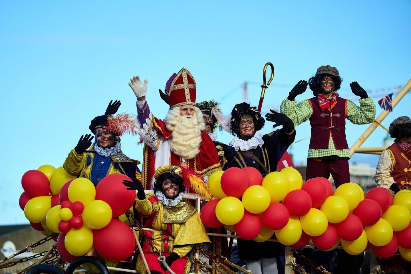 Sinterklaas und seine Gehilfen, die «Zwarten Pieten», kommen im Hafen von Scheveningen an.