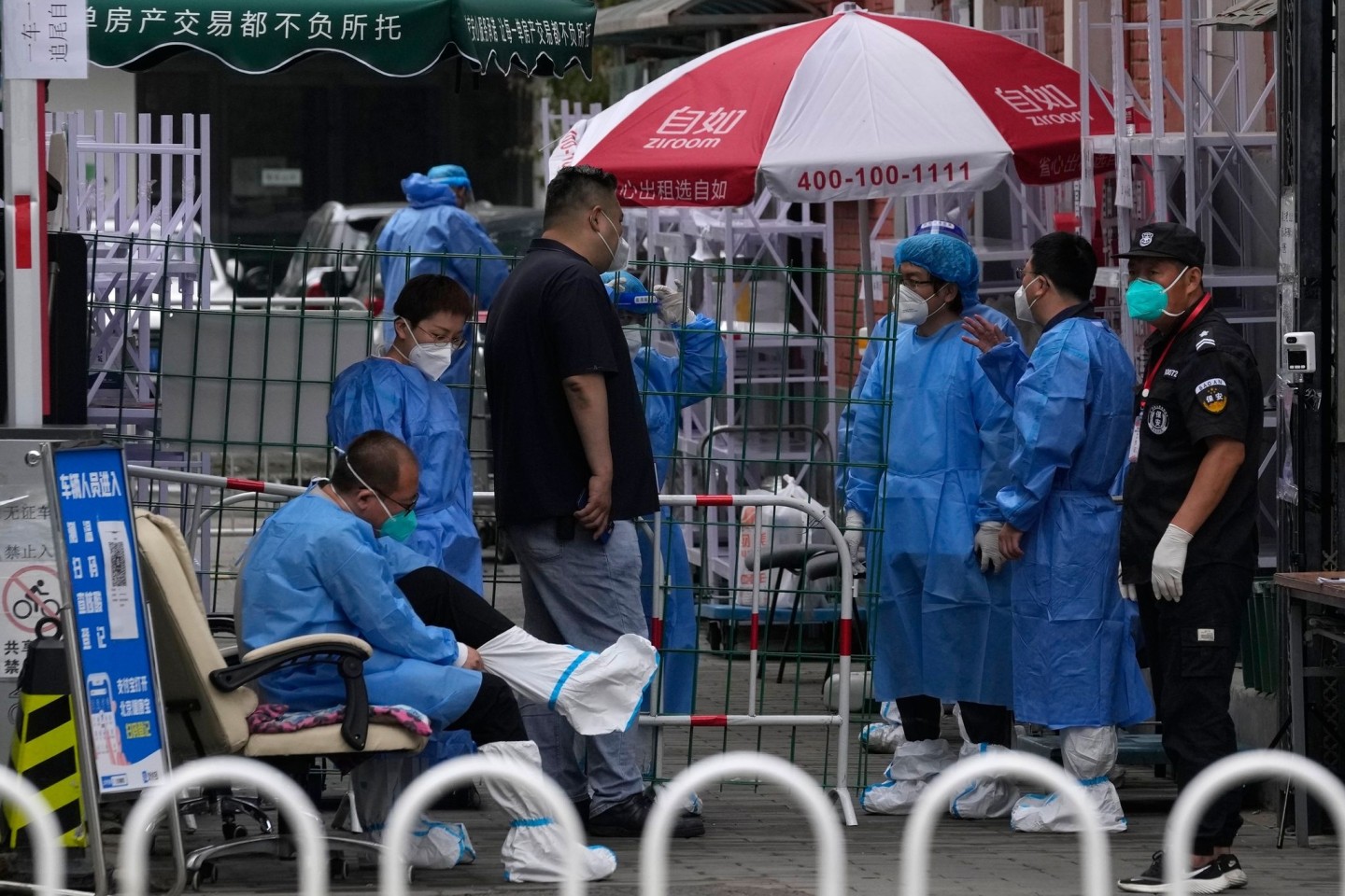 Medzinisches Personal steht am Eingang einer abgeriegelten Gemeinde in Peking: Auf der Suche nach dem Ursprung des Coronavirus Sars-CoV-2 kommt Wissenschaftlern zufolge wahrscheinlich ein Ma...