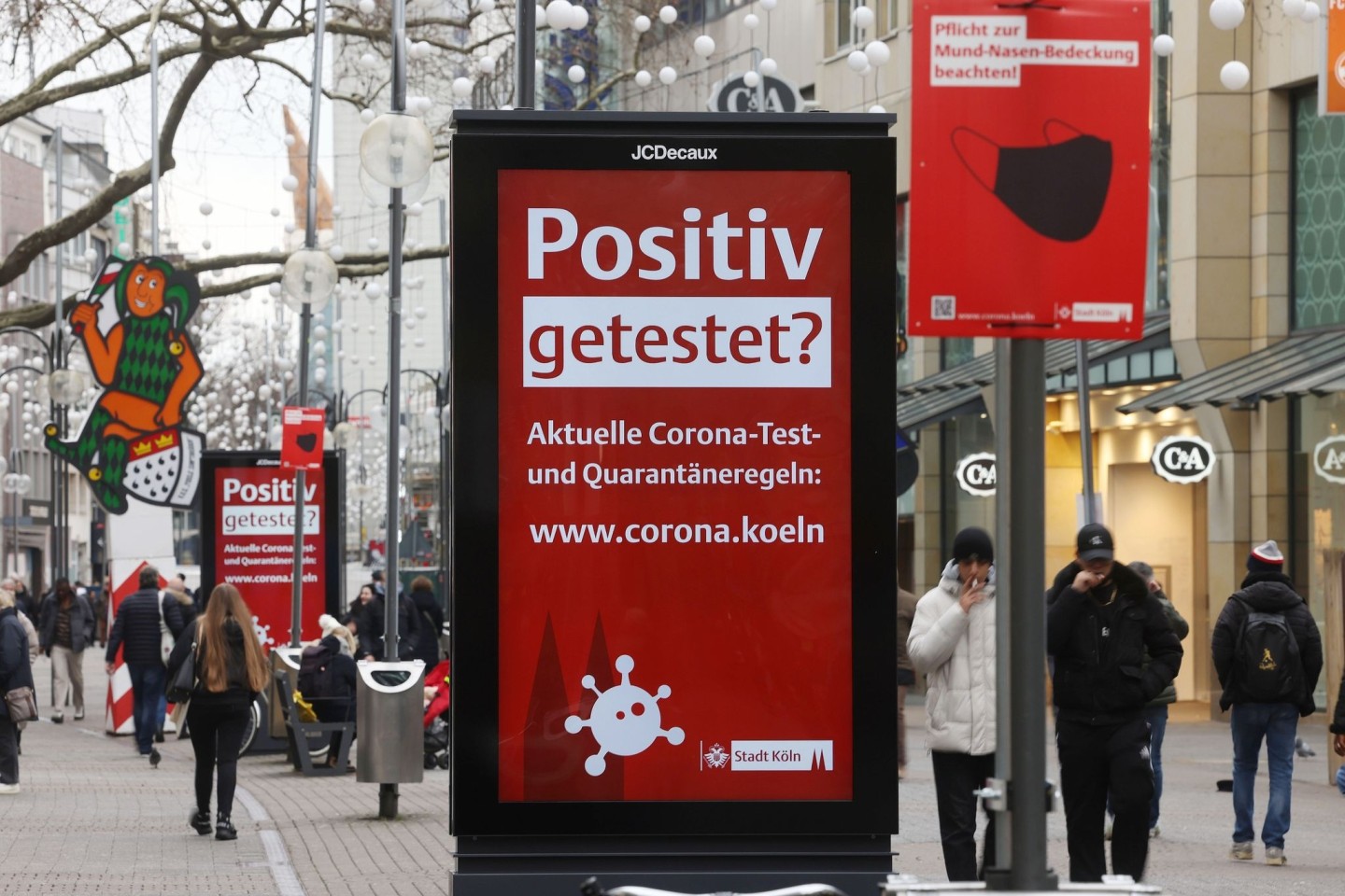 Es ist noch nicht vorbei: eine Corona-Hinweistafel in der Kölner Innenstadt.