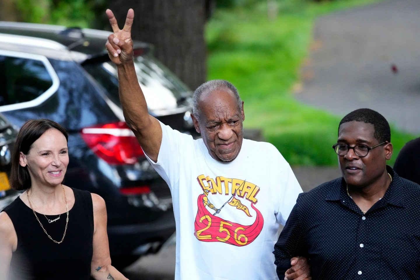 US-Schauspieler Bill Cosby (M) tritt nach seiner Freilassung aus dem Gefängnis vor die Presse.