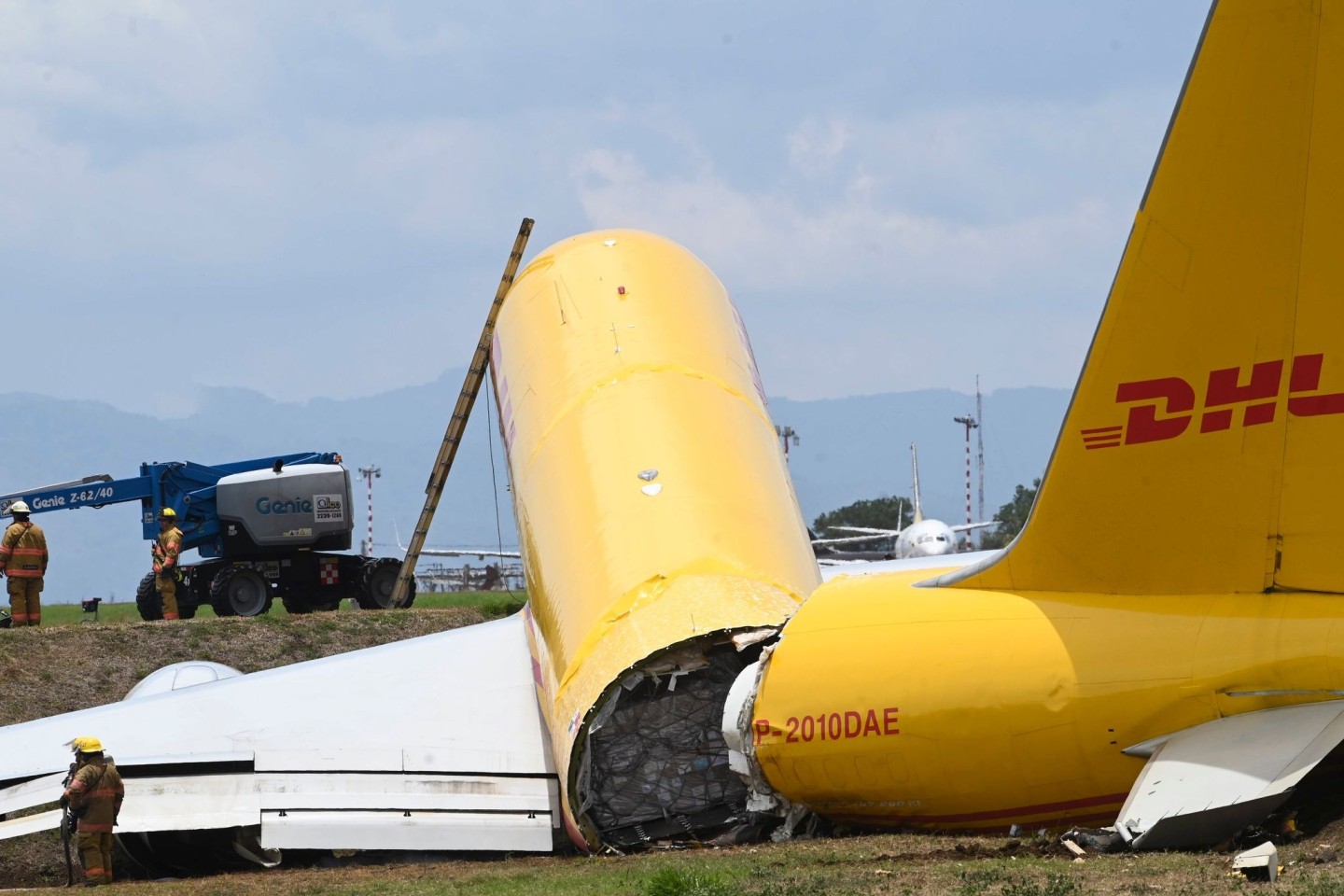 Das Frachtflugzeug auf der Landebahn des internationalen Flughafens Juan Santamaria.
