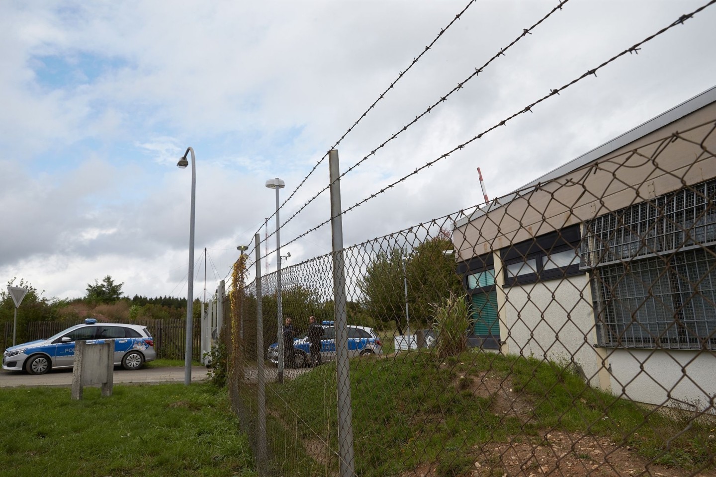 Polizisten sichern das Gelände eines ehemaligen Bundeswehr-Bunkers, in dem illegale Geschäfte im Darknet gemacht wurden.