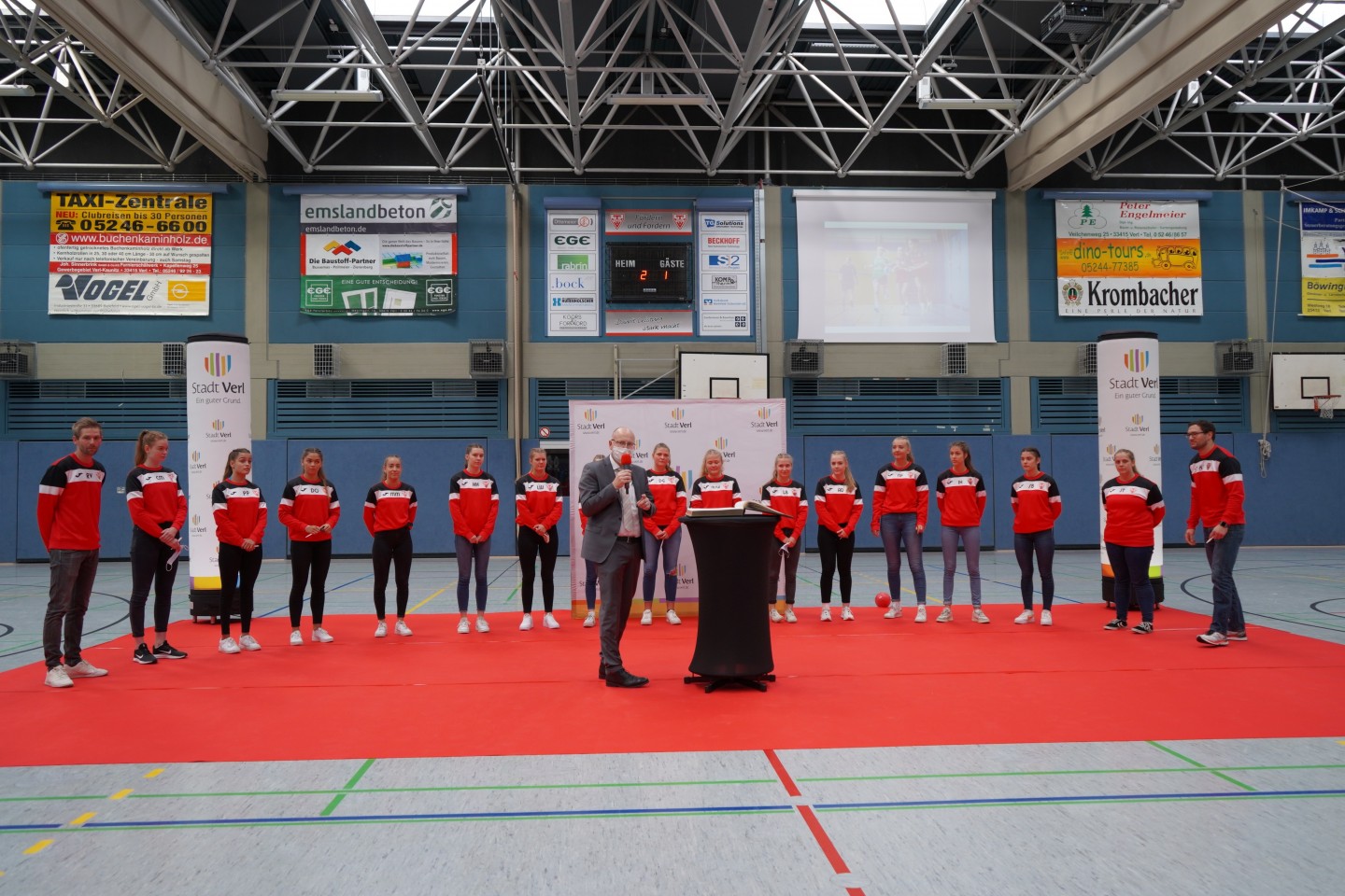 Die Handball-A-Juniorinnen des TV Verl sind nun im goldenen Buch der Stadt verewigt 
