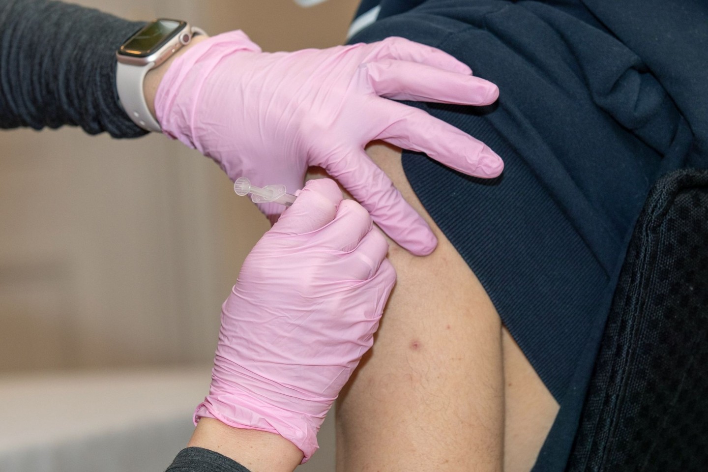 Eine vorläufige Auswertung der südafrikanischen Krankenversicherungsgruppe Discovery weist auf einen merklich verminderten Impfschutz bei der Corona-Variante Omikron hin.