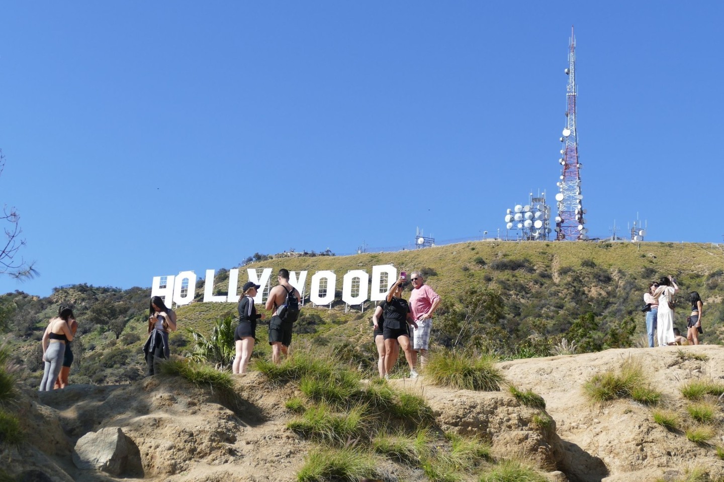 Viele Touristen wollen eine Nahaufnahme vom Hollywood-Schriftzug.