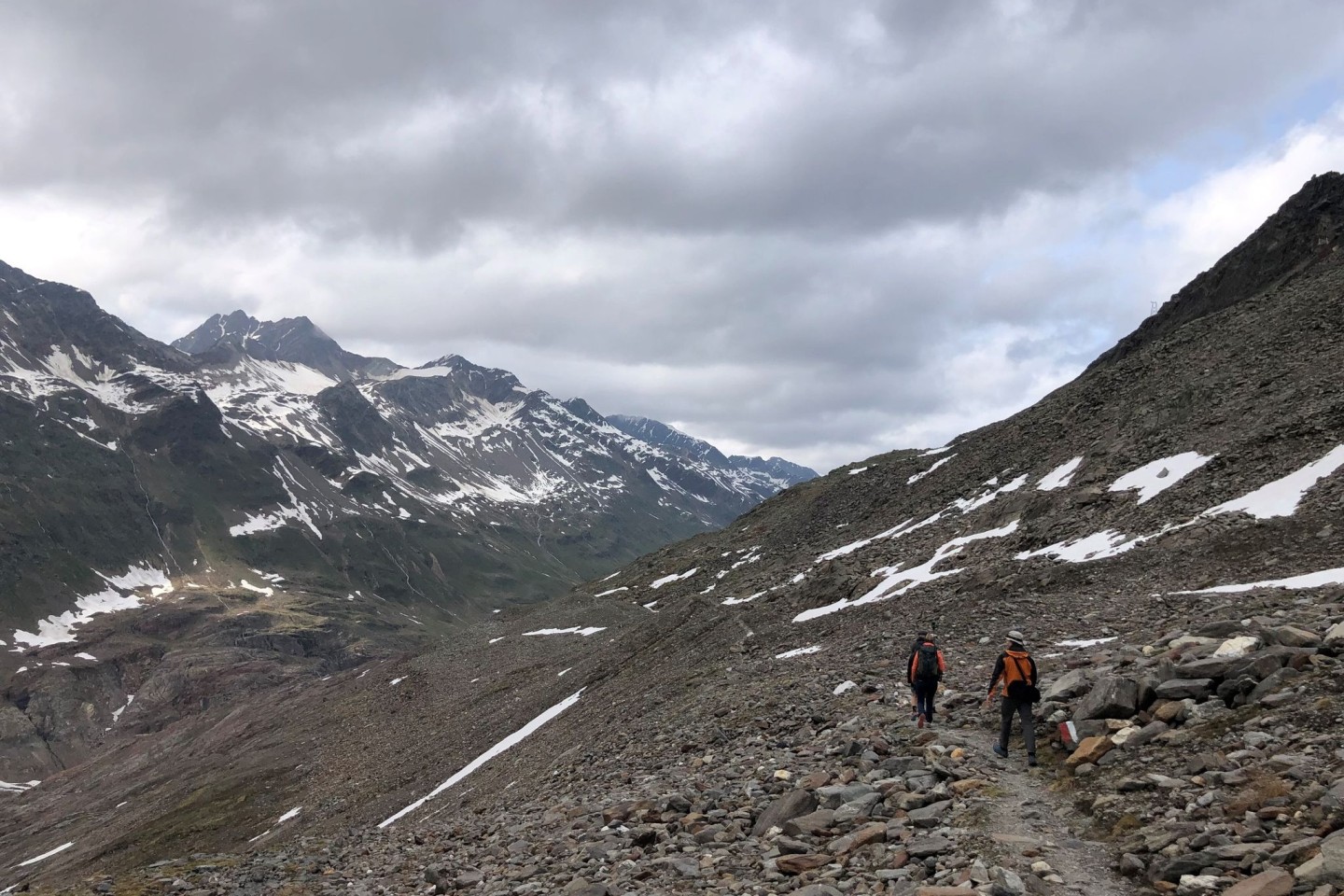 Wanderer in den Ötztaler Alpen nahe dem Gurgler Ferner. Einst war das Gebiet vergletschert.