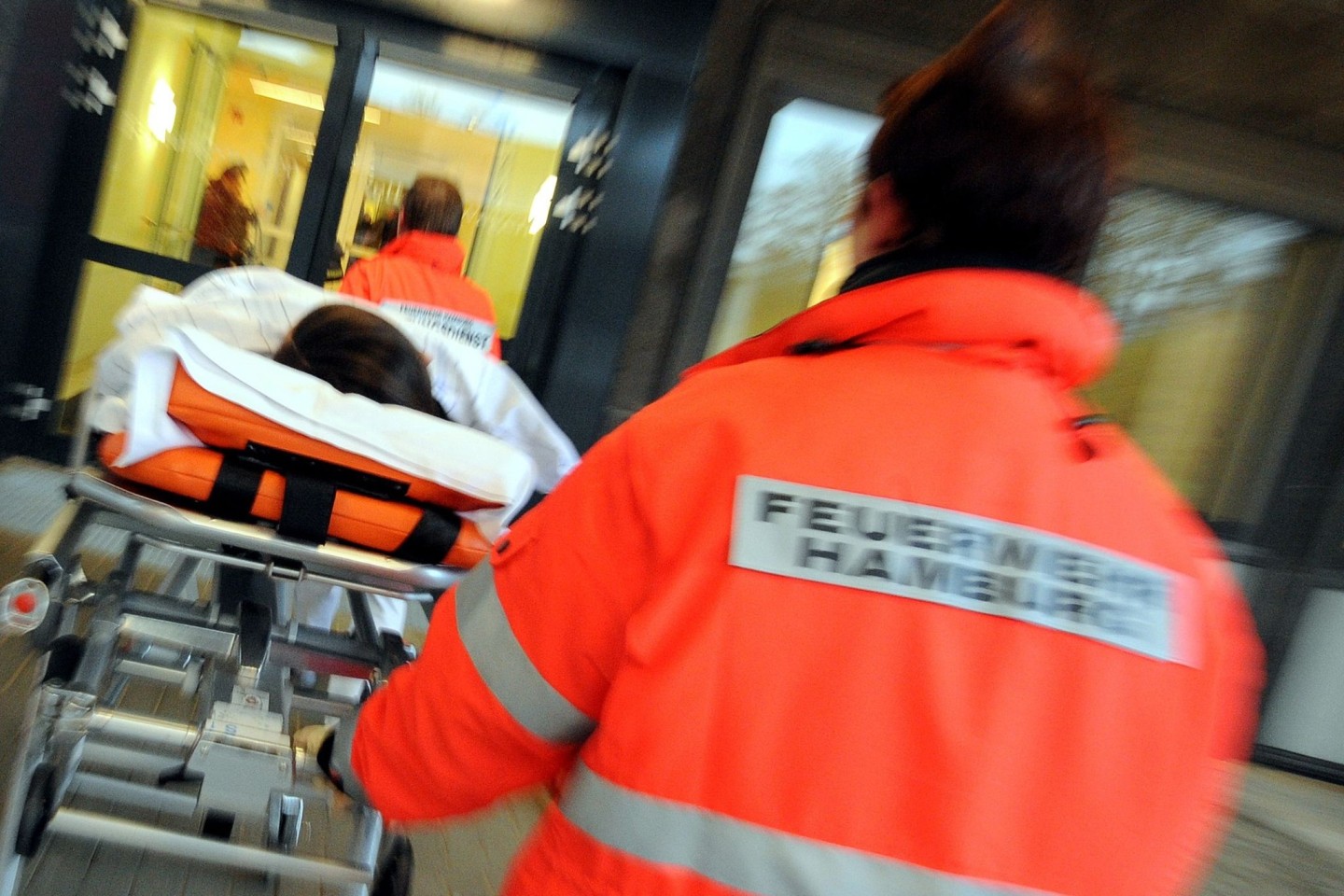 Rettungssanitäter bringen einen Mann in die neue Zentrale Notaufnahme Altona (ZNA) in der Asklepios-Klinik Altona.