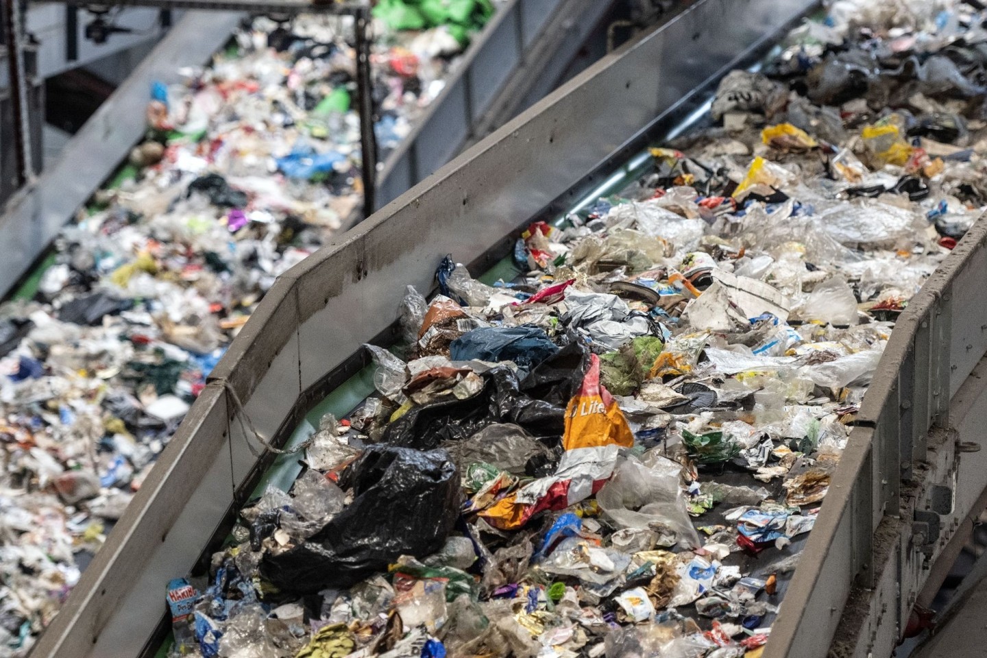 Unsortierter Müll überwiegend aus dem sogenannten Gelben Säcken läuft in der Sortieranlage für Leichtverpackungen des Umweltdienstleistungsunternehmens Interzero über verschiedene För...