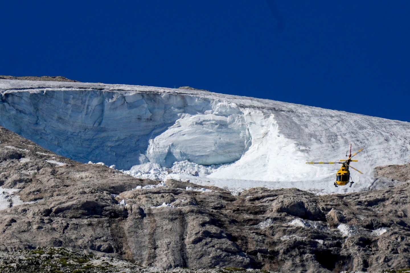 Der Punta-Rocca-Gletscher in den italienischen Alpen. Nach dem massiven Gletscherbruch und einer Lawine geht die Suche nach Opfern weiter.