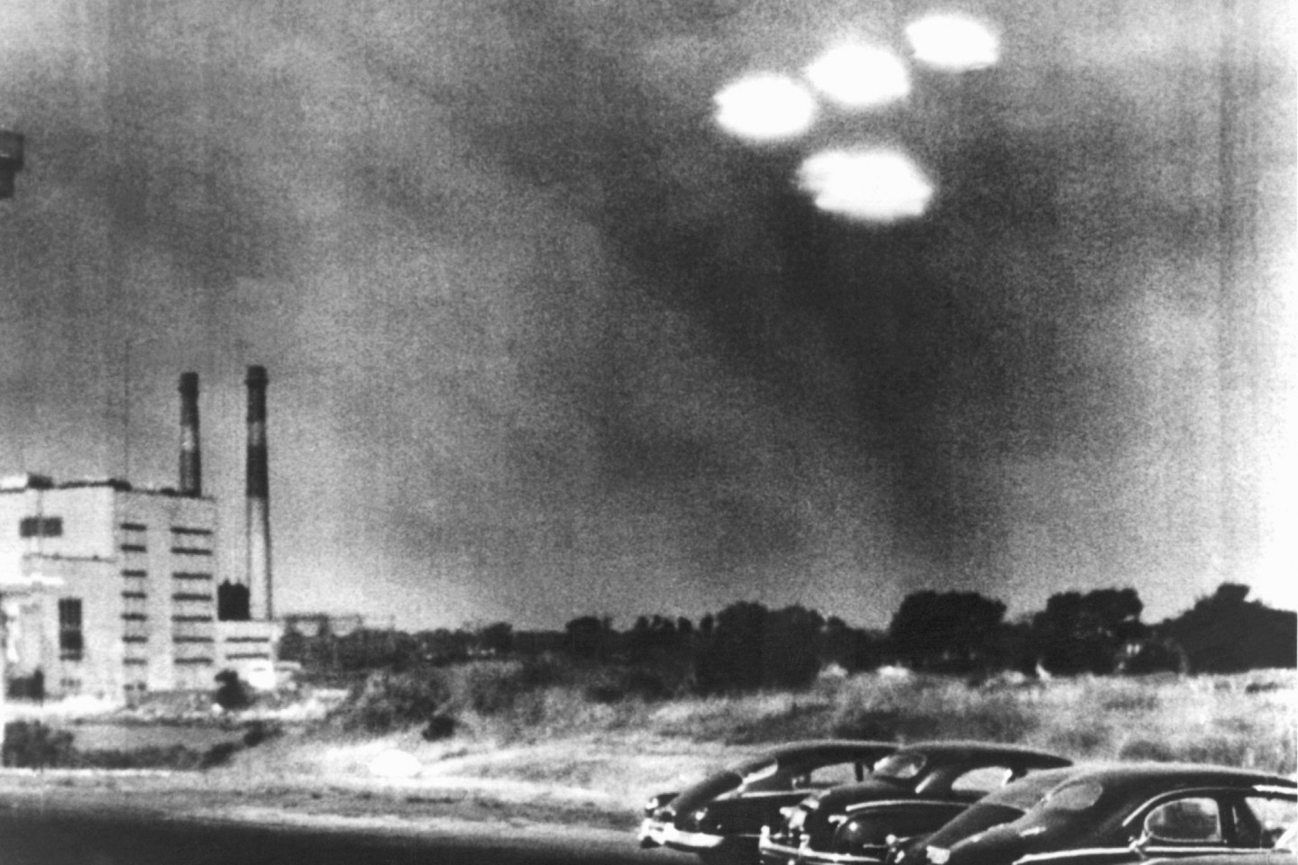 Vier in Formation fliegende «Objekte» über der Stadt Salem im US-Bundesstaat Massachusetts - aufgenommen im Jahr 1952.