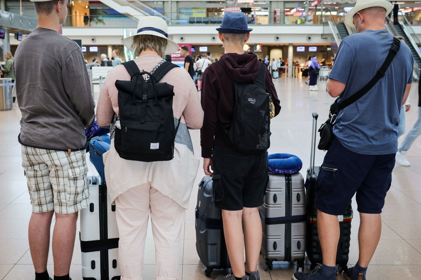 Familie am Flughafen Hamburg: Die Menschen fahren wieder häufiger ins Ausland und nutzen dafür auch eher wieder das Flugzeug, das in der Pandemie gemieden worden war.