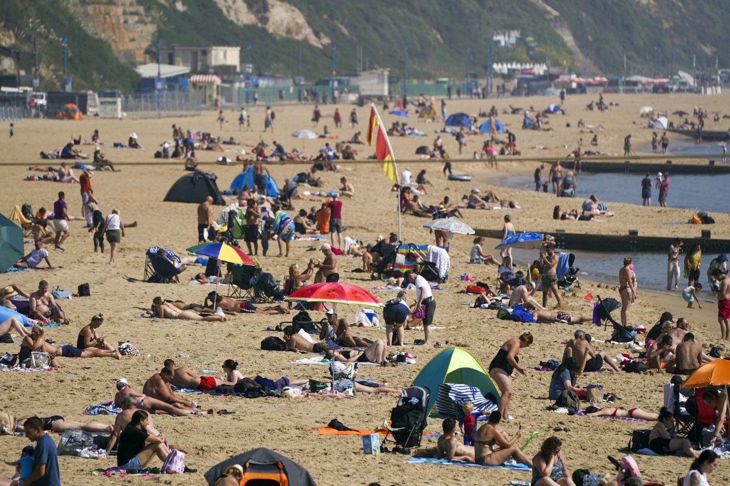 Zahlreiche Menschen genießen das warme Wetter am Strand von Bournemouth.