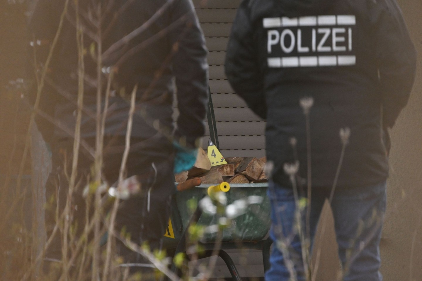 In Hattenhofen in Baden-Württemberg ist ein FDP-Kommunalpolitiker durch mehrere Schüsse verletzt worden.