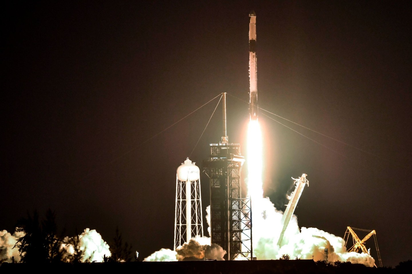 Eine SpaceX Falcon 9-Rakete hebt vom Kennedy Space Center in Florida ab. Die Dragon-Kapsel an der Spitze der Rakete ist mit Vorräten für die Internationale Raumstation gefüllt.