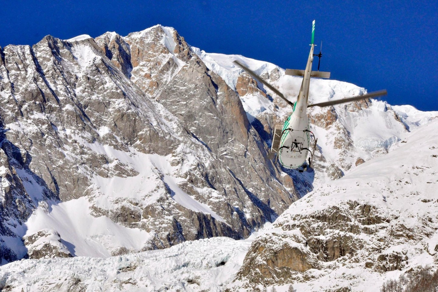 Ein Hubschrauber der Bergrettung über den Bergen von Aosta. (Archivbild)