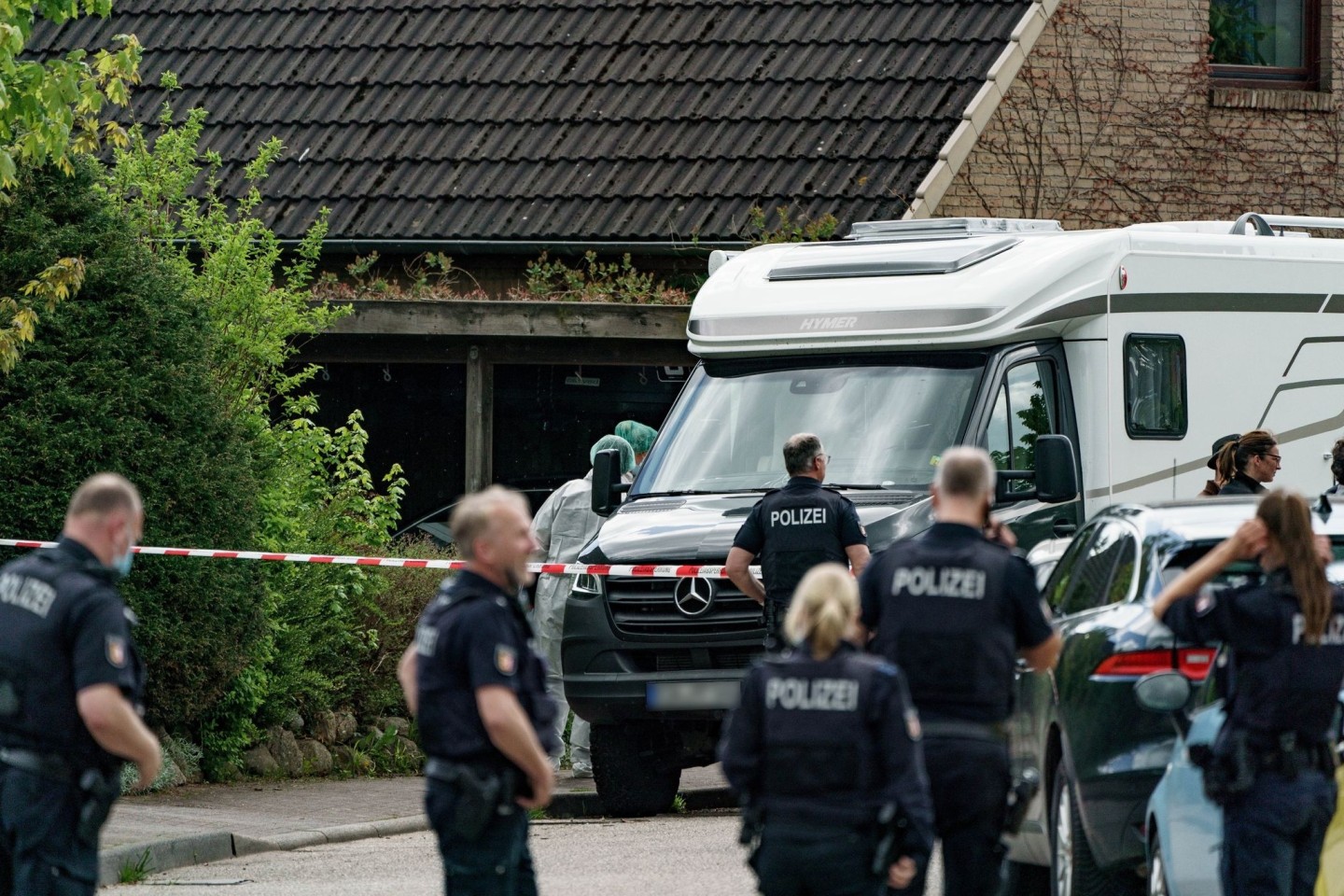 In dem Haus in Dänischenhagen bei Kiel wurden zwei Tote gefunden. Die Anklage wirft dem 48-jährigen Angeklagten insgesamt drei Morde aus Heimtücke und niedrigen Beweggründen vor.