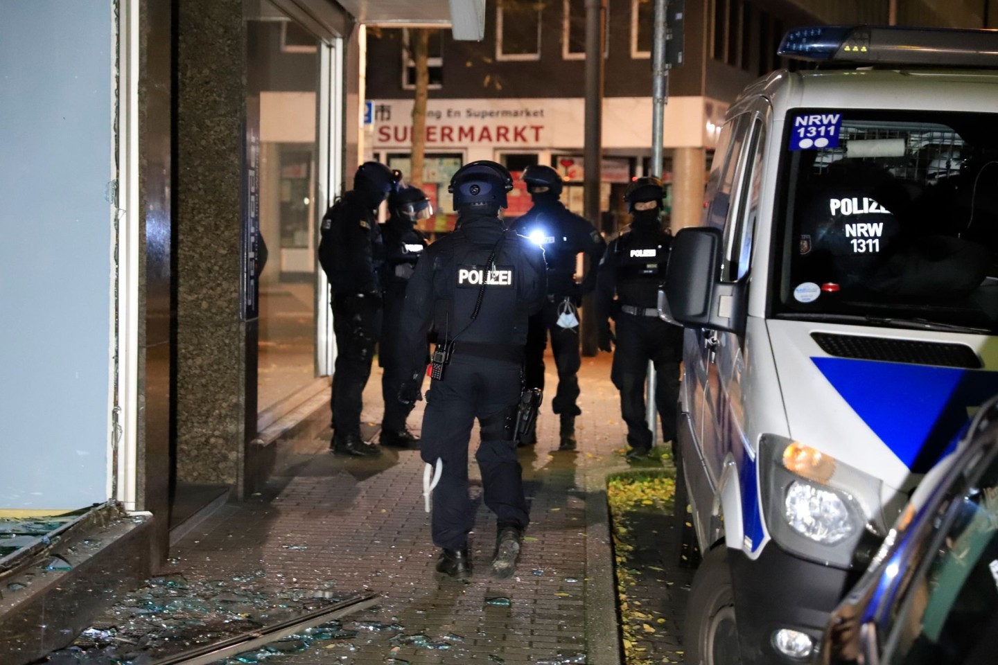 Großrazzia in Gelsenkirchen. Bei einem großen Einsatz gegen die Drogenkriminalität hat die Polizei in NRW insgesamt elf Objekte in mehreren Städten durchsucht.