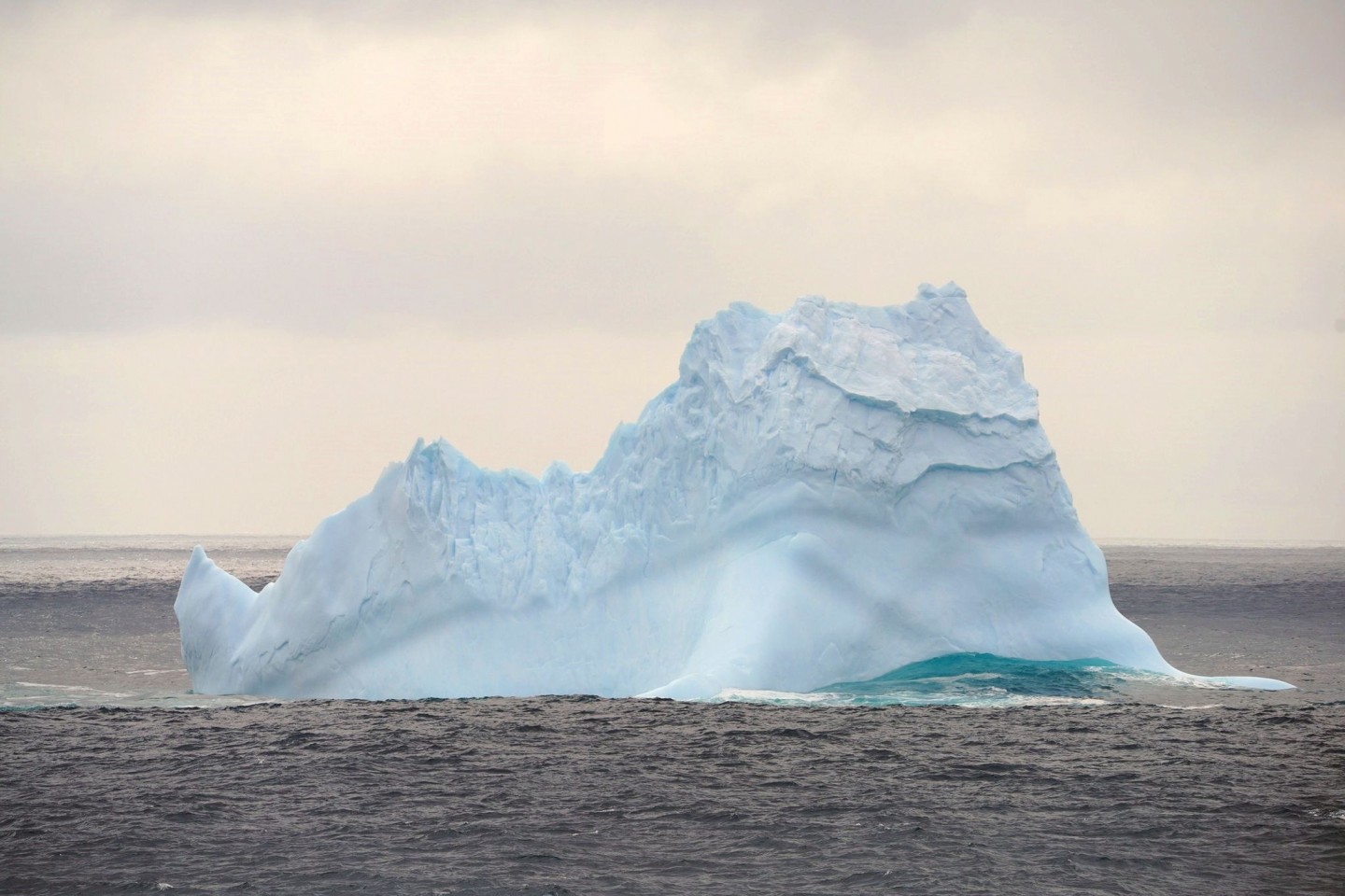 Ein treibender Eisberg vor der Küste der Antarktis.