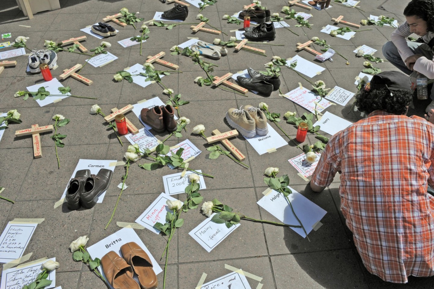 Gedenken mit Rosen, Schuhen, Kerzen und Kreuzen: Die Zahl der Drogentoten wächst. (Archivbild)