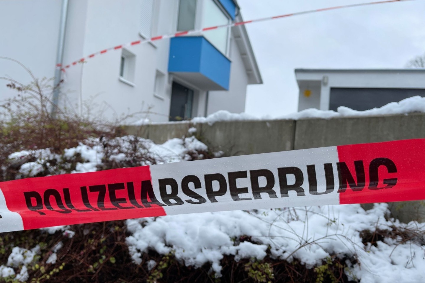 Ein Absperrband der Polizei vor dem Einfamilienhaus in Mistelbach.