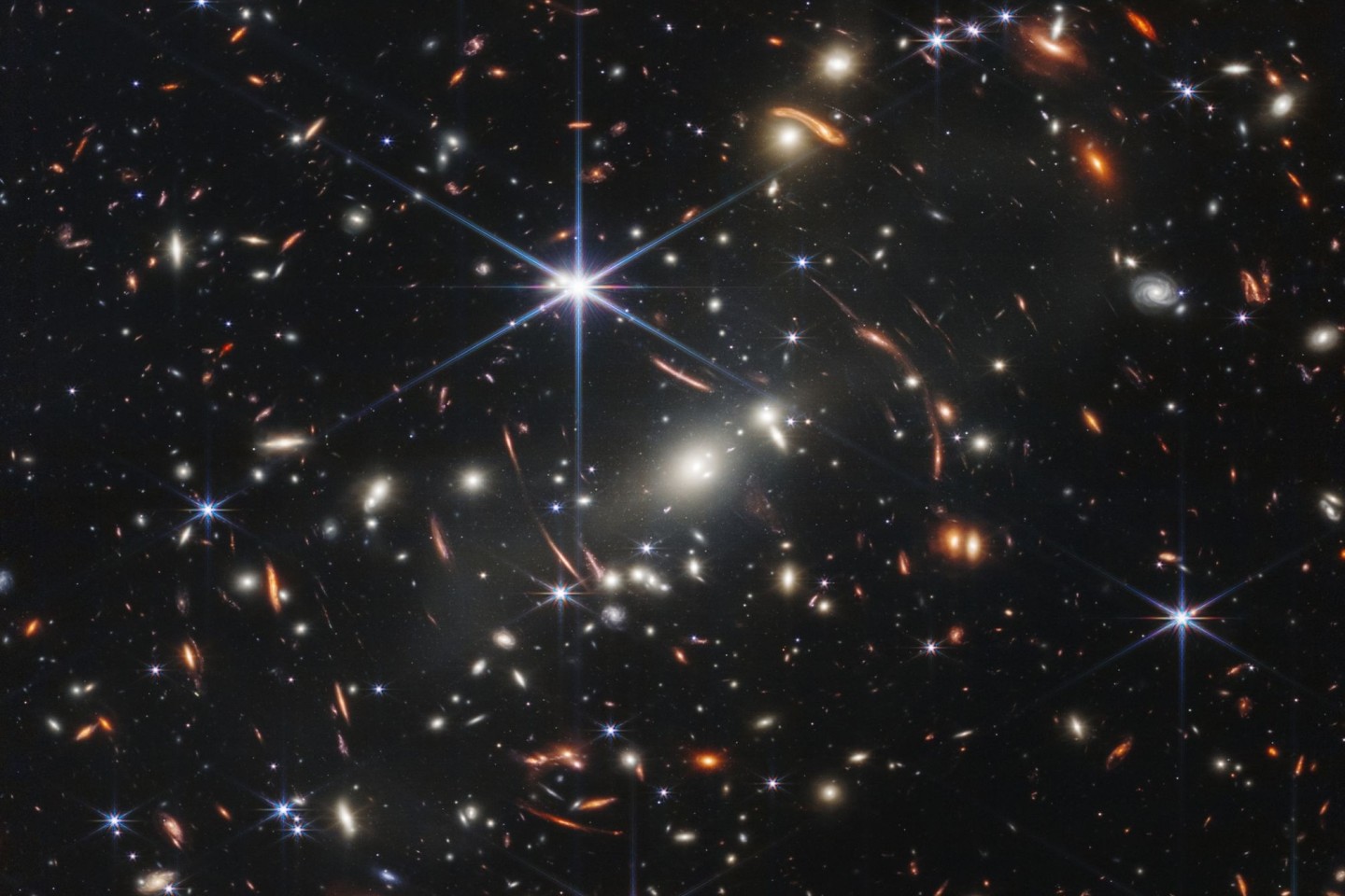 Der Galaxienhaufen SMACS 0723, aufgenommen mit dem «James Webb»-Teleskop. Die US-Raumfahrtbehörde Nasa hat den ersten Jahrestag des Beginns der wissenschaftlichen Arbeit des «James Webb?...