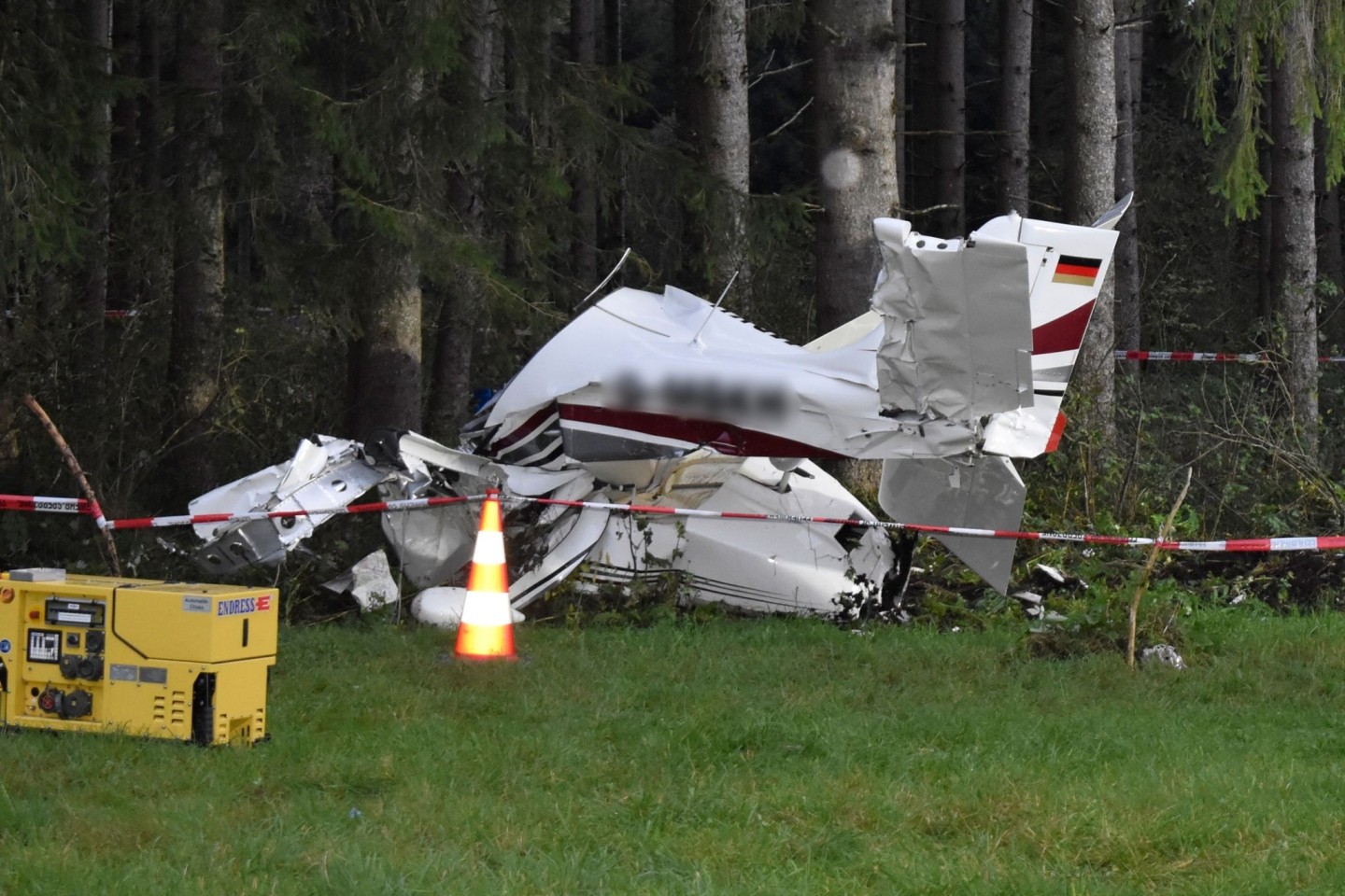 Die Unfallstelle, an der das abgestürzte Flugzeug an einem Waldrand liegt, ist abgesperrt.
