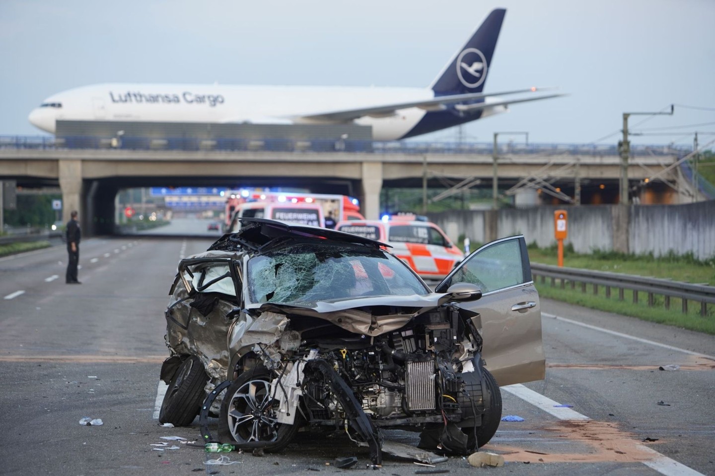 Bei zwei Unfällen auf der A3 in der Nähe des Frankfurter Flughafens sind mehrere Menschen schwer verletzt worden, eine Person tödlich.