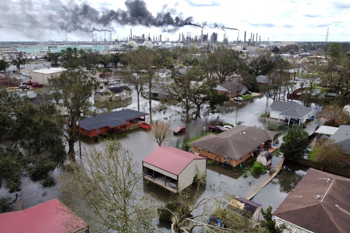 Hochwasser in einer Wohnsiedlung und auf dem Gelände einer Raffinerie in Louisiana nach dem Hurrikan «Ida».