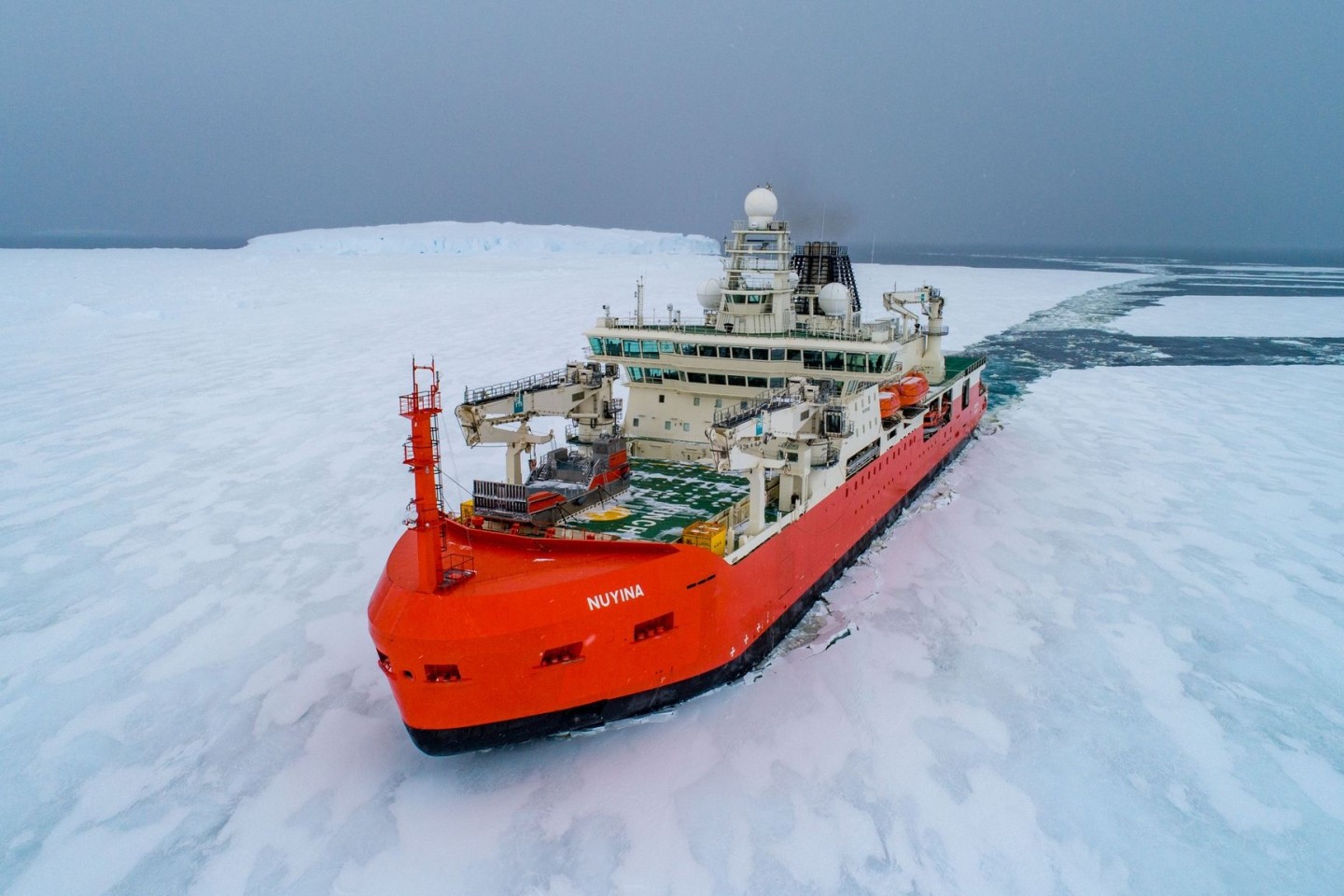 Der australische Eisbrecher «RSV Nuyina» hat in der Forschungsstation Casey in der Antarktis nach langer Fahrt eine erkrankte Person an Bord geholt.