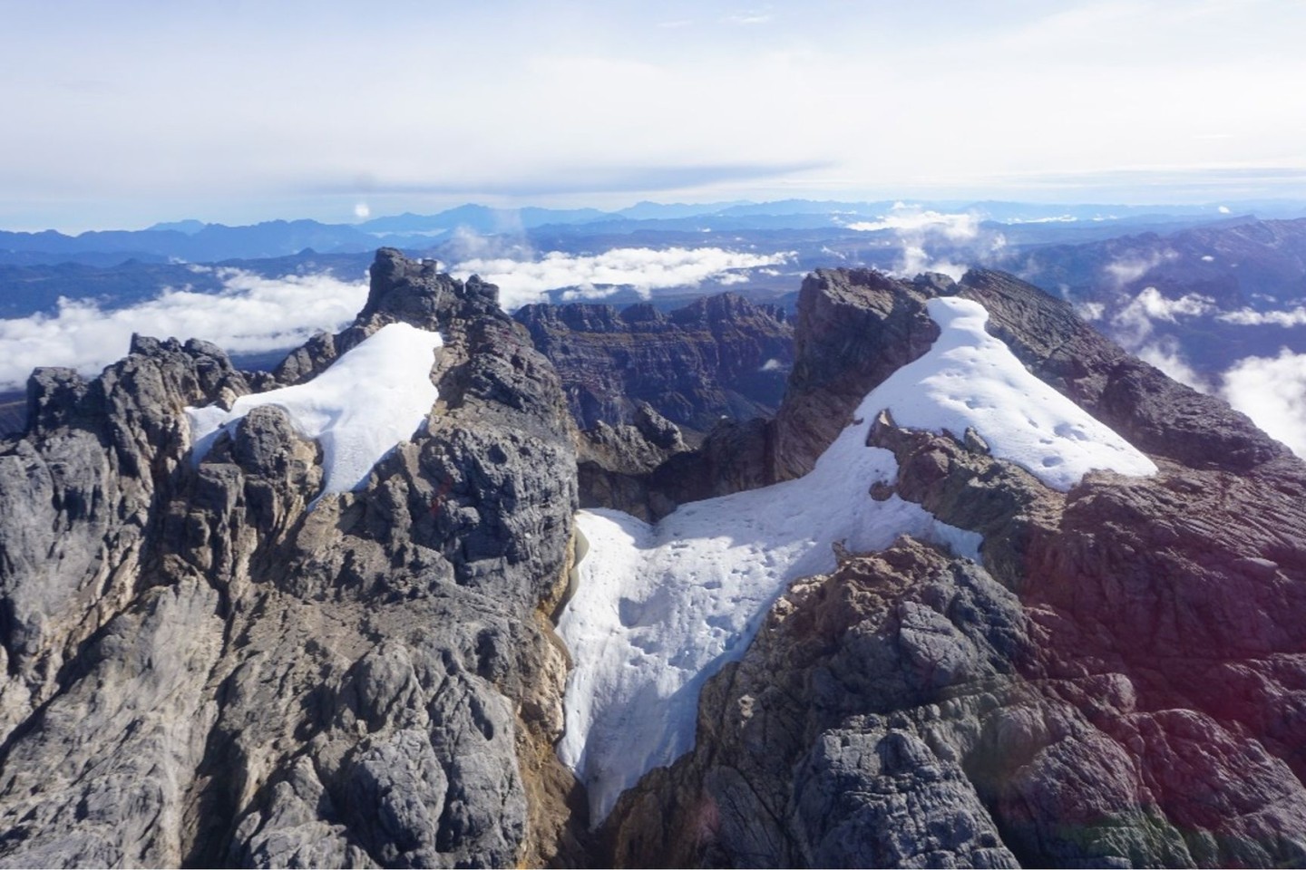 Der Puncak-Jaya-Gletscher in der indonesischen Provinz Papua ist einer der wenigen tropischen Gletscher der Welt.