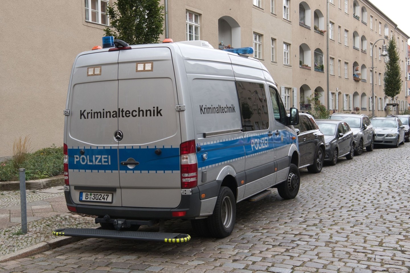 Ein Einsatzfahrzeug der Polizei im Berliner Stadtteil Köpenick. Dort wurden die Leichen einer Frau und eines Kindes in einer Wohnung gefunden.