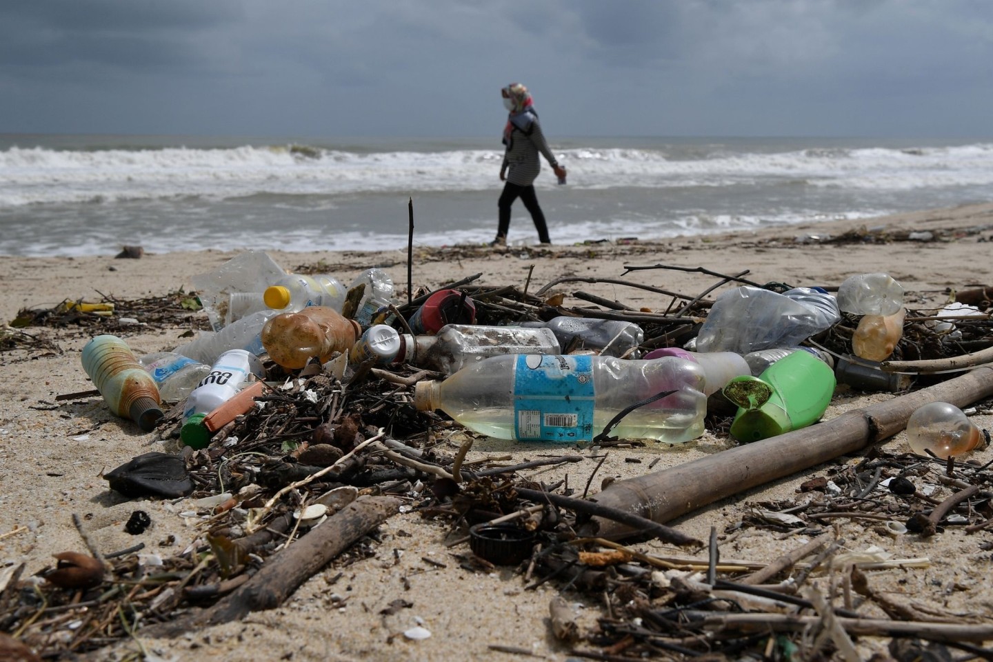 Der Planet droht am Plastikmüll zu ersticken, warnen Experten. Eine globales Abkommen soll jetzt dem Kunststoff an den Kragen.
