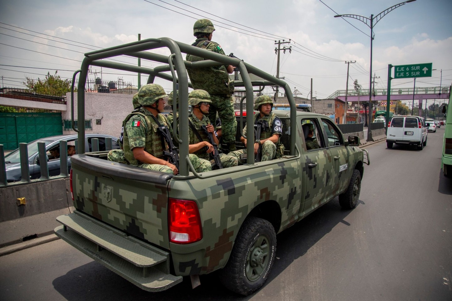 Sicherheitskräfte fahren auf einer Straße in der mexikanischen Hauptstadt (Archivbild). Die Attacke auf vier US-Bürger in Mexiko endete für zwei von ihnen tödlich.