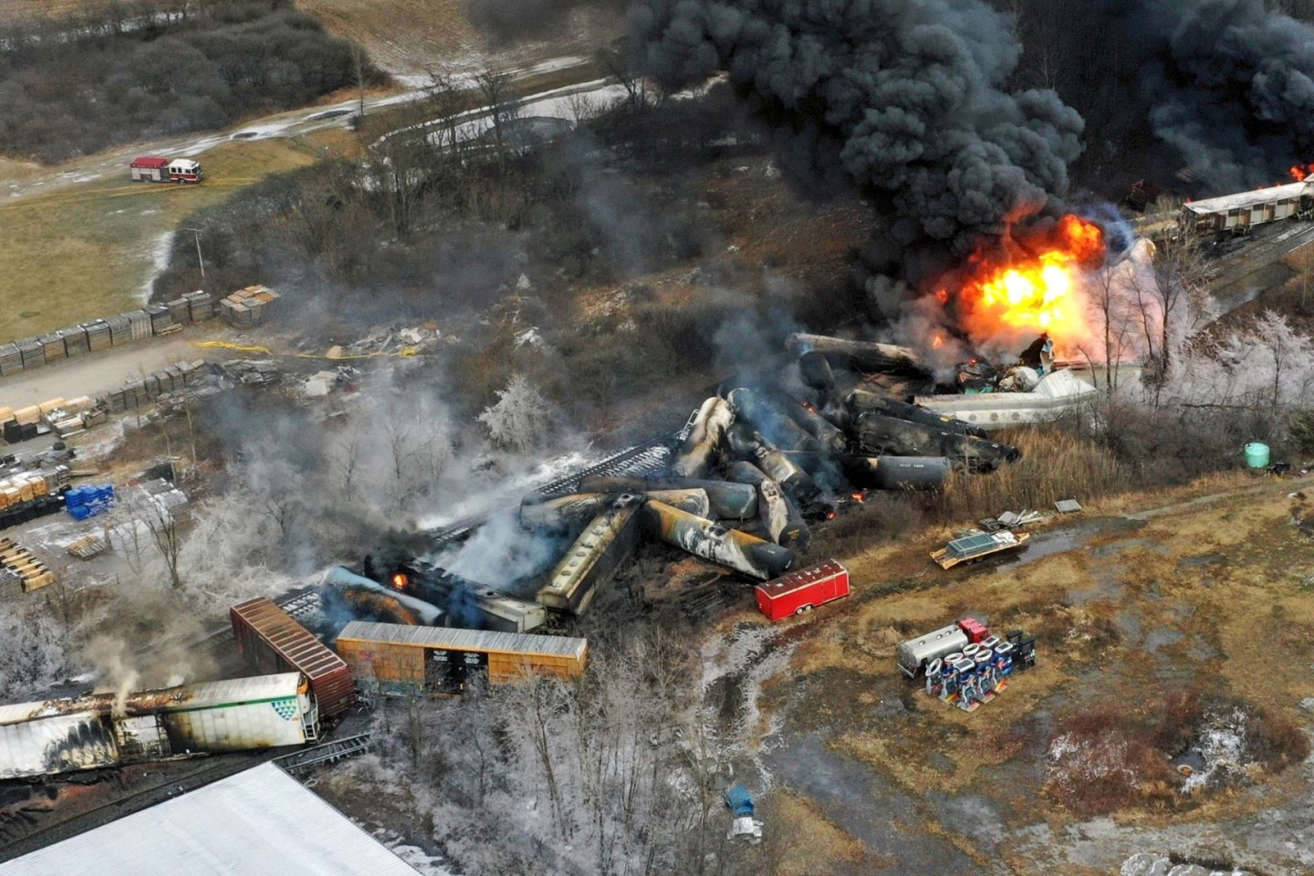 Nach der Entgleisung eines mit gefährlichen Chemikalien beladenen Güterzuges im US-Bundesstaat Ohio drohen Umweltschäden.