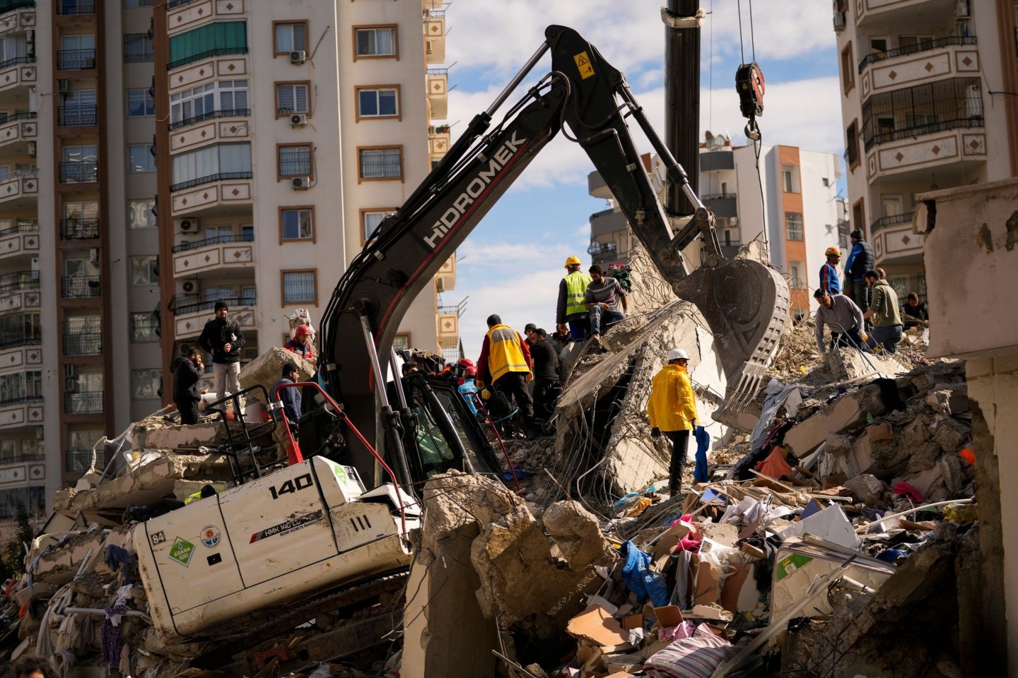 Mitglieder eines Rettungsteams suchen in einem zerstörten Gebäude im türkischen Adana nach Überlebenden.