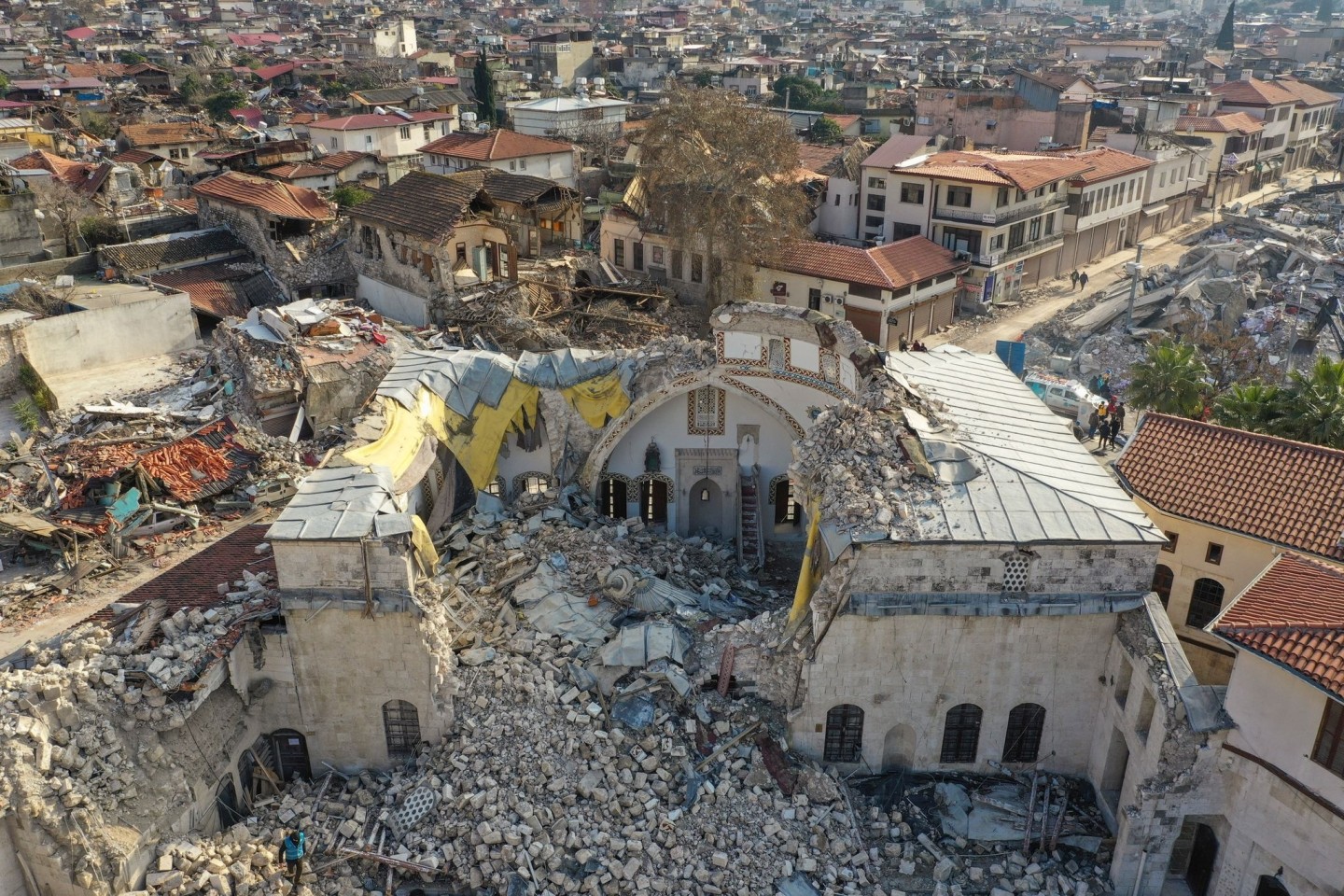 Die Überreste einer Moschee, die bei dem Erdbeben in Antakya eingestürzt ist.