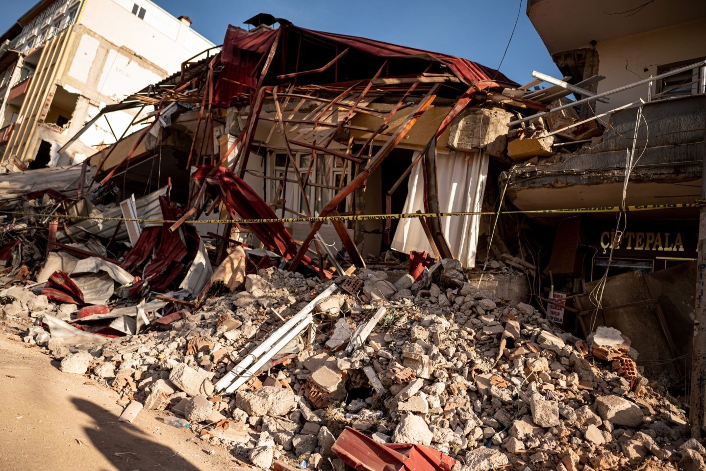 Trümmer eines zusammengestürzten Haus in der vom Erdbeben schwer getroffenen Stadt Pazarcik in der Region Kahramanmaras.
