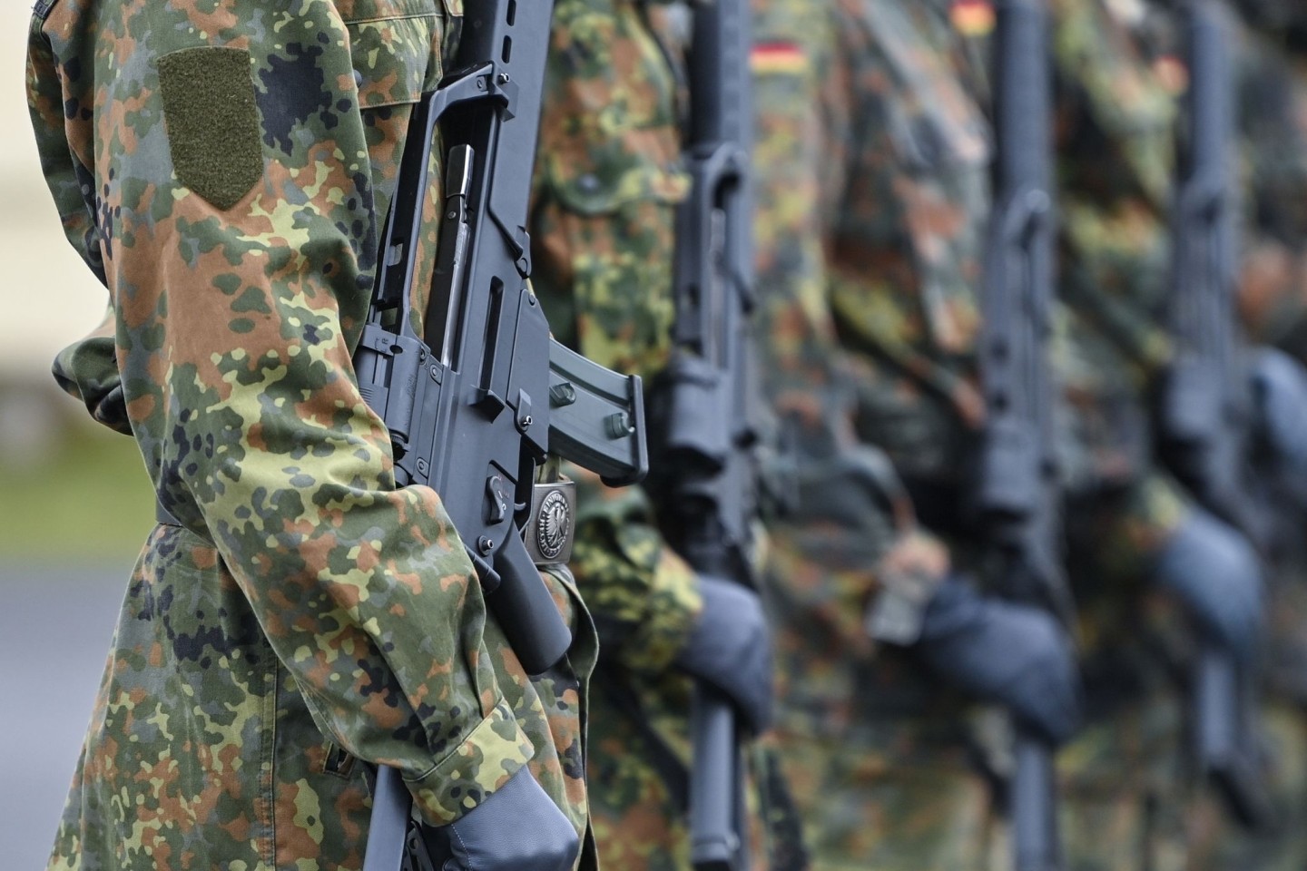 Soldaten der Bundeswehr bei einem Apell. Auf einem Truppenübungsplatz in Niedersachsen sind bei einem Unfall zwei Männer ums Leben gekommen