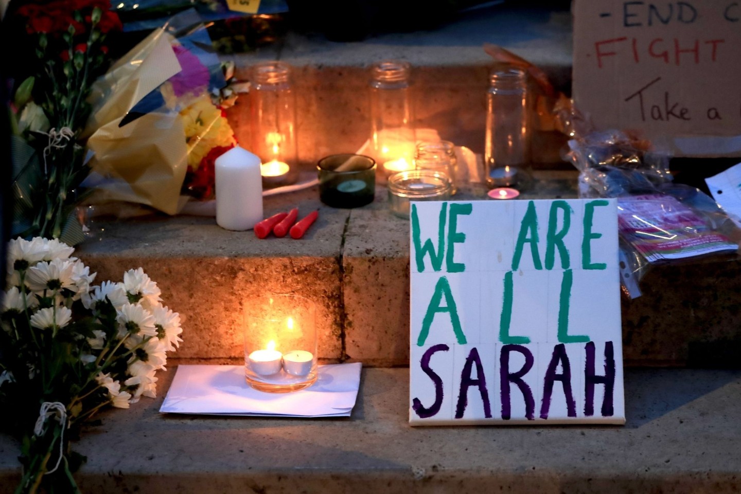 Kerzen und die Botschaft «We are all Sarah» wurden bei einer Mahnwache für die getötete Sarah Everard aufgestellt (Archivbild).