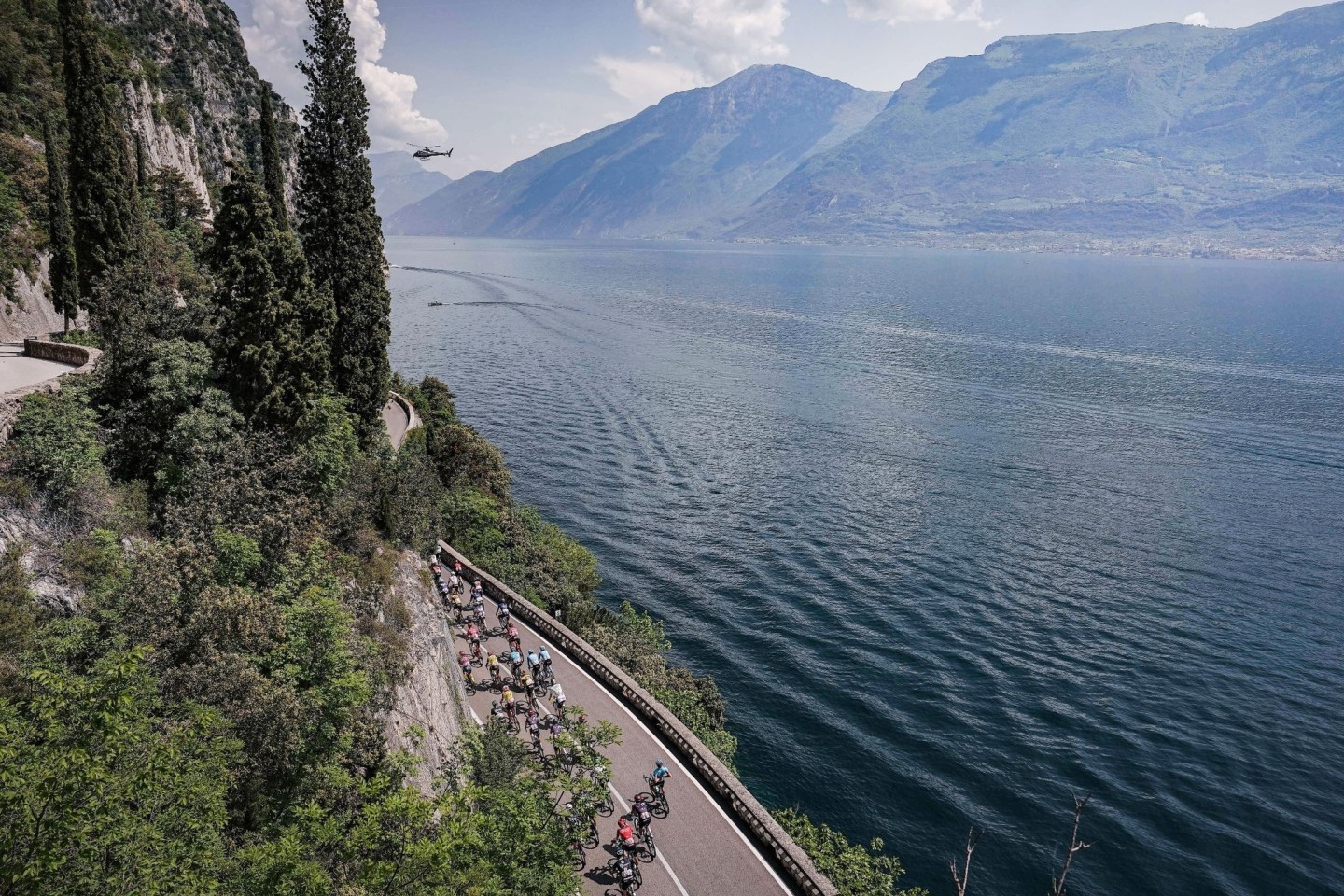 Radfahrer bei Radrennen bei der 16. Etappe des Giro d'Italia 2023 von Sabbio Chiese nach Monte Bondone. Nach einer monatelangen Trockenperiode hat es in Norditalien in den vergangenen Wochen...