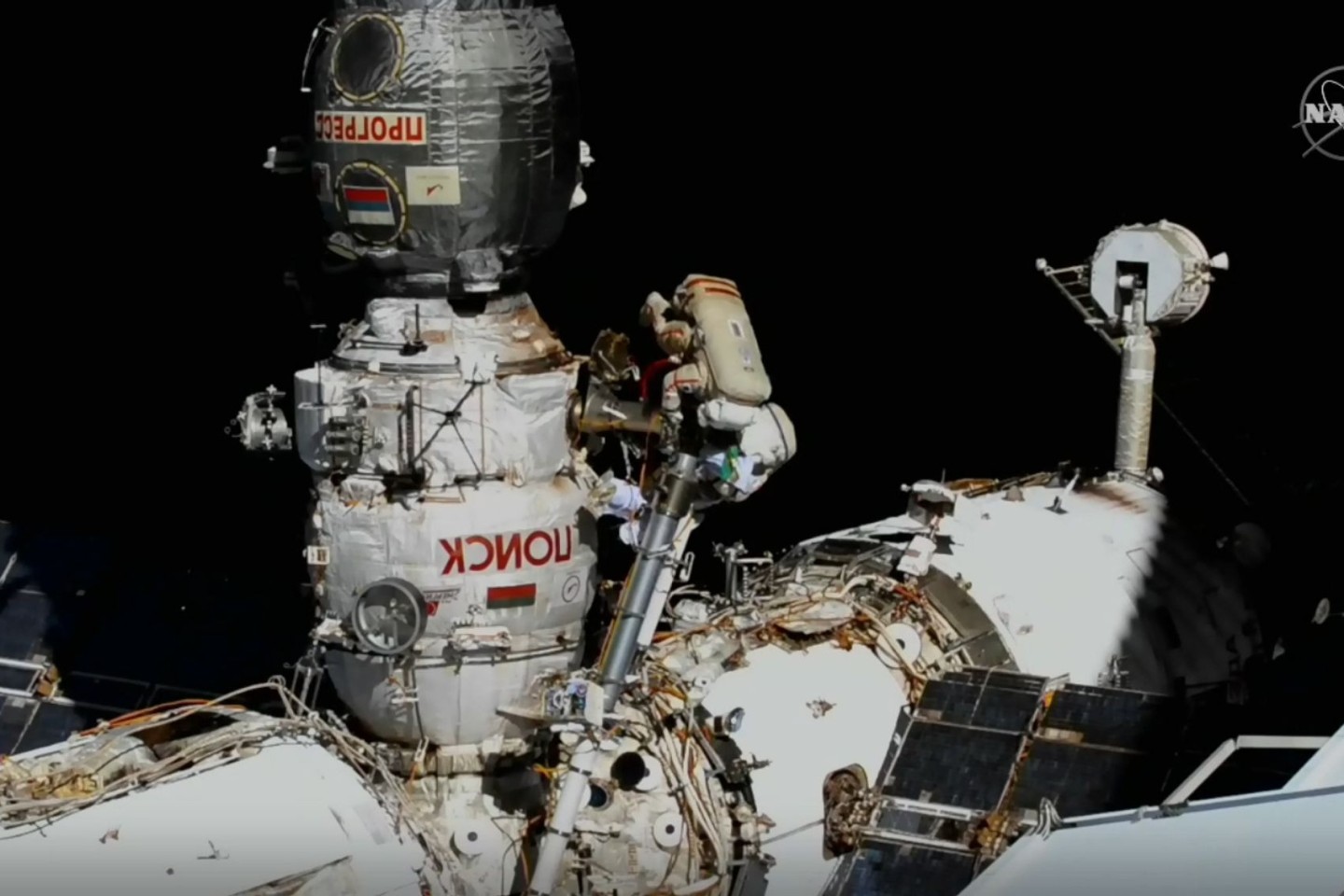 Der russische Kosmonaut Oleg Artemjew und seine italienische Kollegin Samantha Cristoforetti arbeiten bei einem Außeneinsatz an der Raumstation ISS (Screenshot aus einem Nasa-Live-Video).