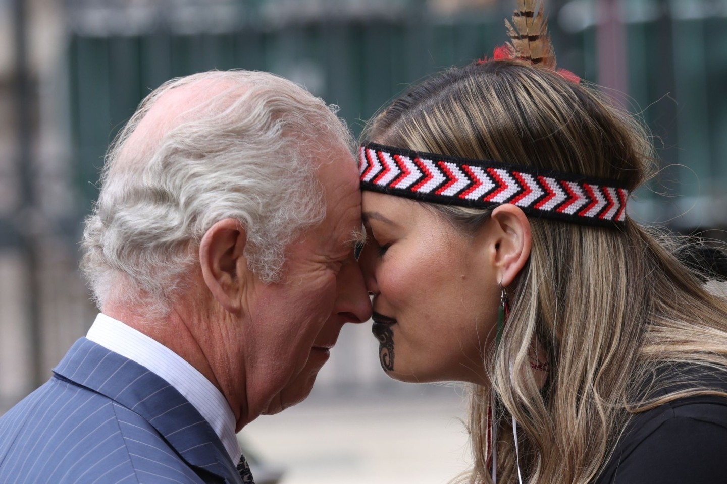 König Charles III. wird in London mit dem «Hongi» begrüßt, einem traditionellen Maori-Gruß.