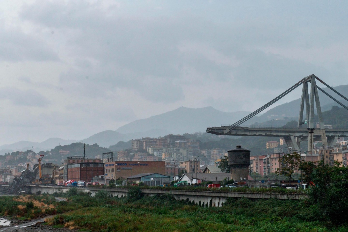 Ein Blick auf die eingestürzte Morandi Autobahnbrücke in Genua. 43 Menschen kamen bei dem Unglück am 14. August 2018 ums Leben.