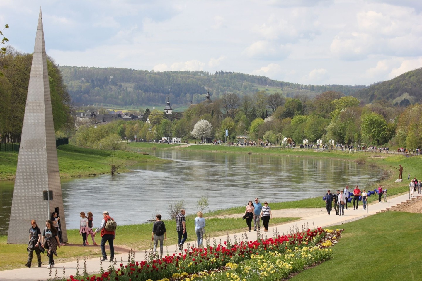 Besucher spazieren am Mai-Feiertag bei sonnigem Wetter über das Gelände der Landesgartenschau Nordrhein-Westfalen in Höxter an der Weser.