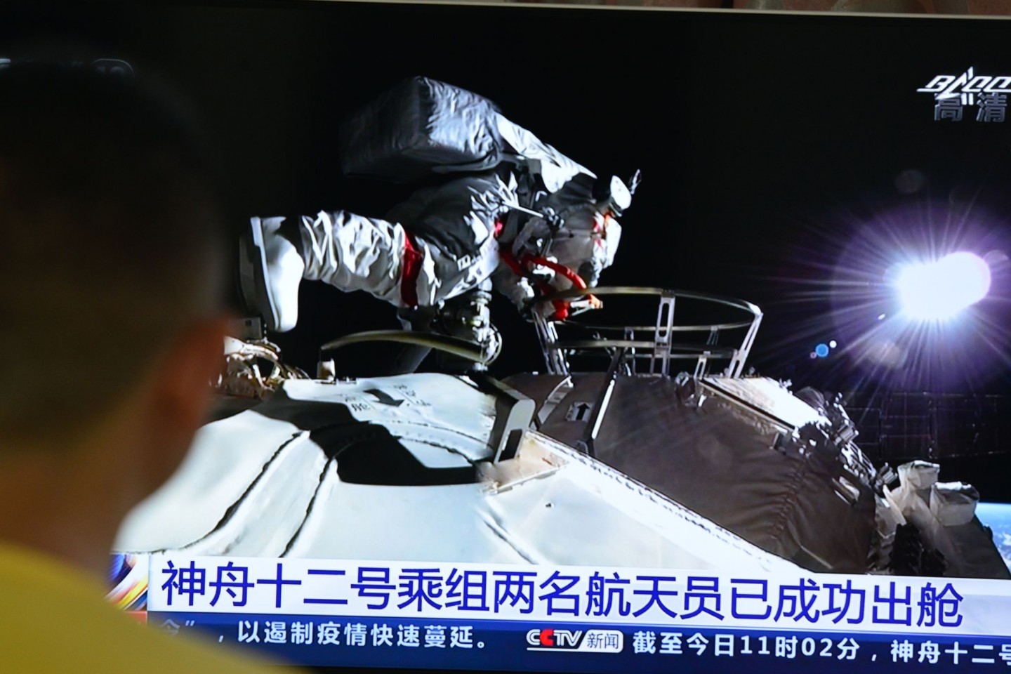 Fernsehbild der Live-Übertragung des Weltraumspaziergangs der beiden chinesischen Astronauten.