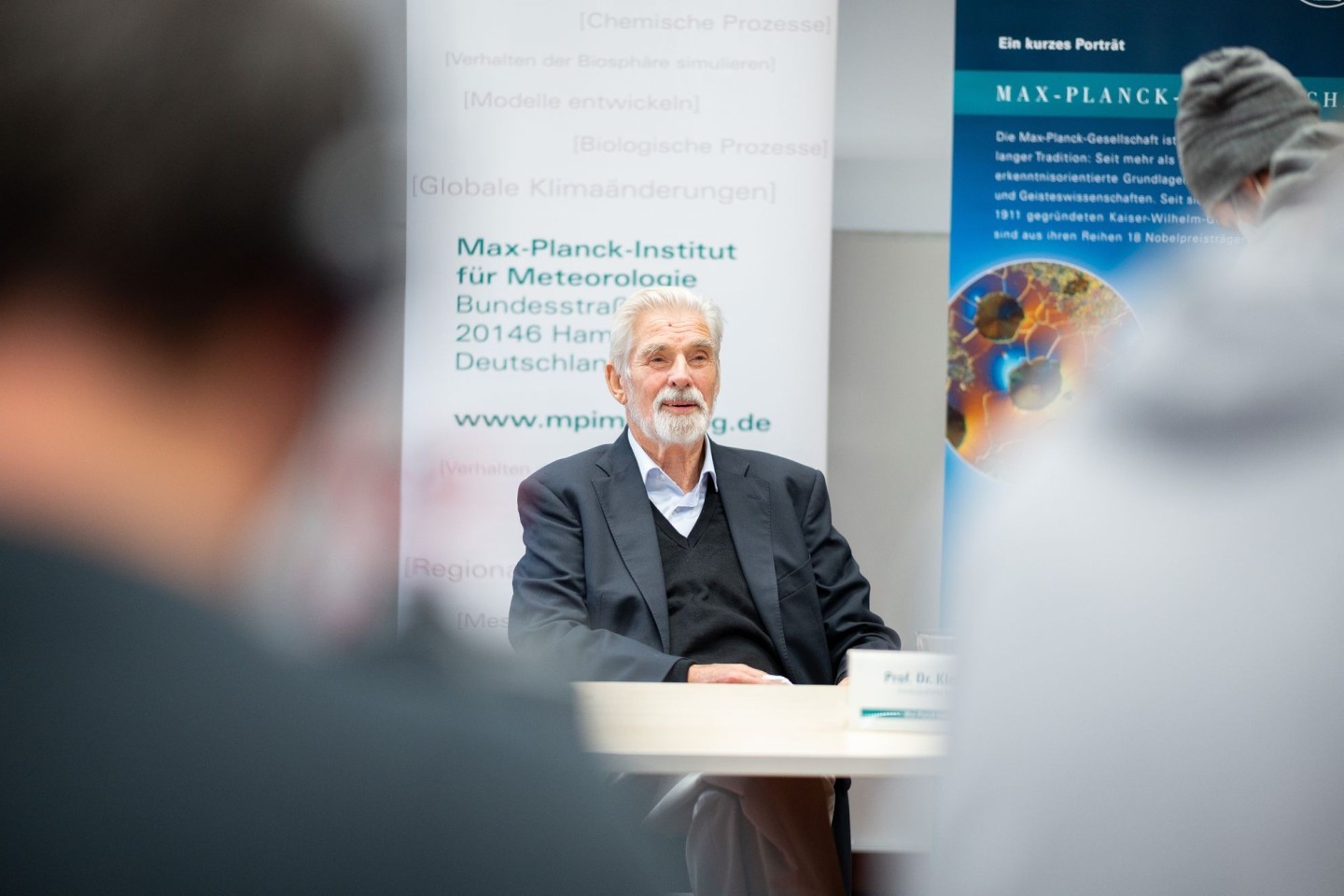 Klaus Hasselmann gibt im Max-Planck-Institut für Meteorologie eine Pressekonferenz. Der Forscher erdachte ein Modell, dass Wetter und Klima in Verbindung setzt.