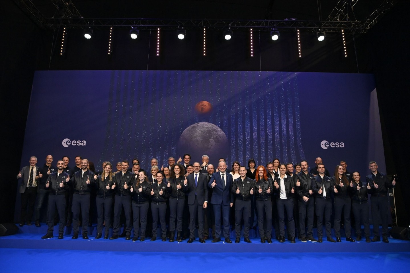 Die Teilnehmer und Teilnehmerinnen stehen auf dem Esa-Ministerratstreffen für ein Gruppenfoto zusammen. Die europäische Raumfahrtagentur Esa erhält ein deutlich erhöhtes Drei-Jahres-Bud...