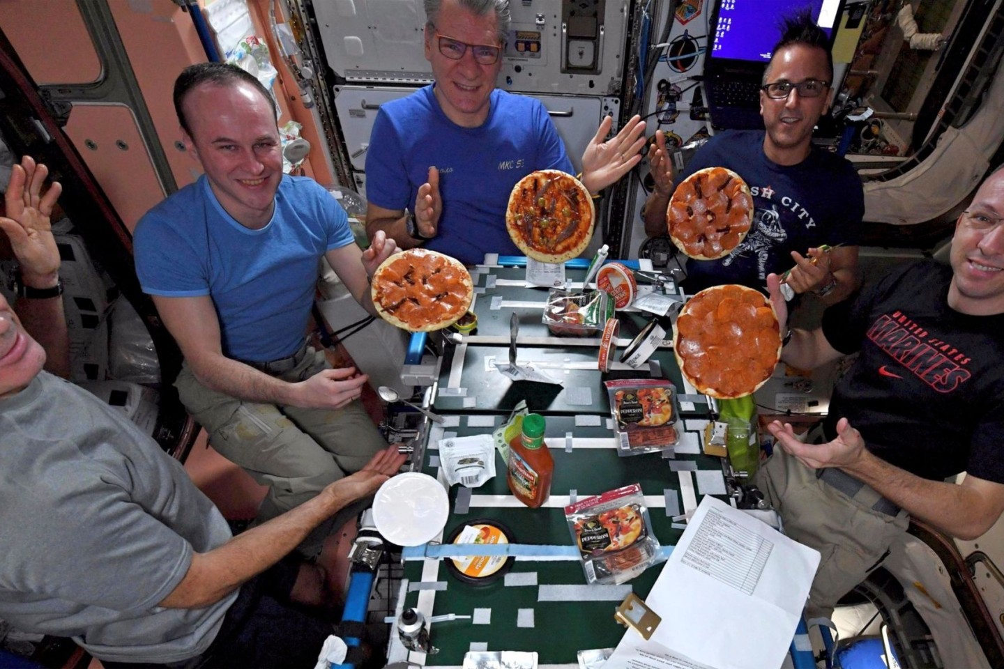 Astronauten auf der Internationalen Raumstation ISS zeigen ihre selbstgemachten Pizzen.